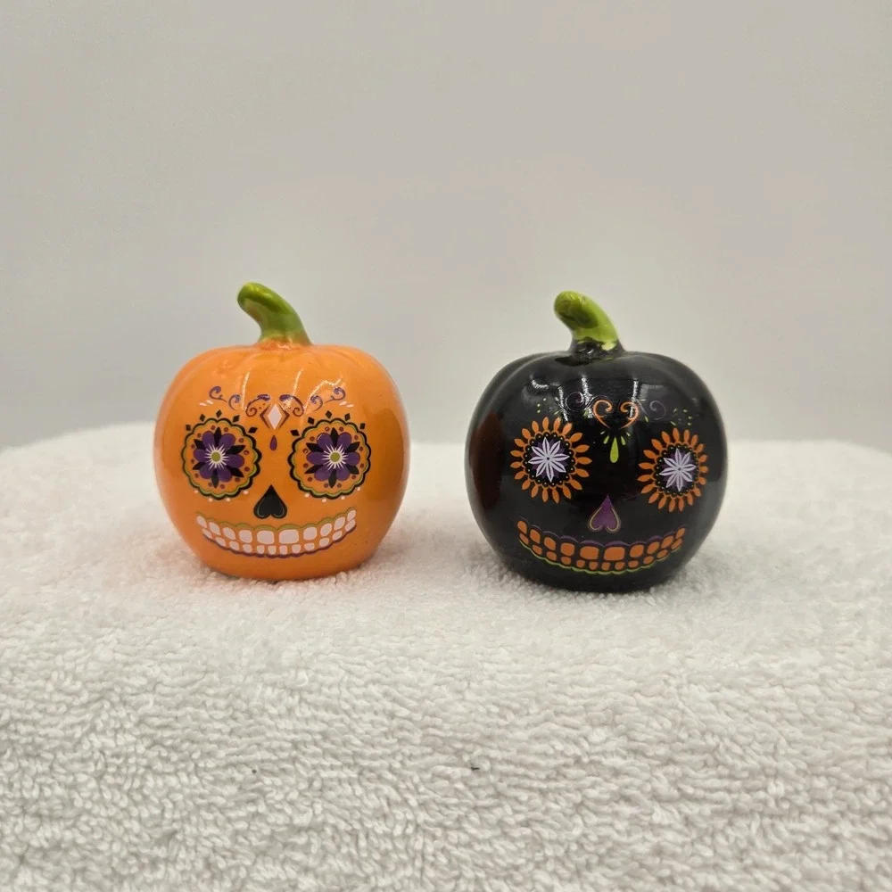 Cracker Barrel  Day Of The Dead Sugar Skull Ceramic Pumpkins Salt & Pepp Shakers